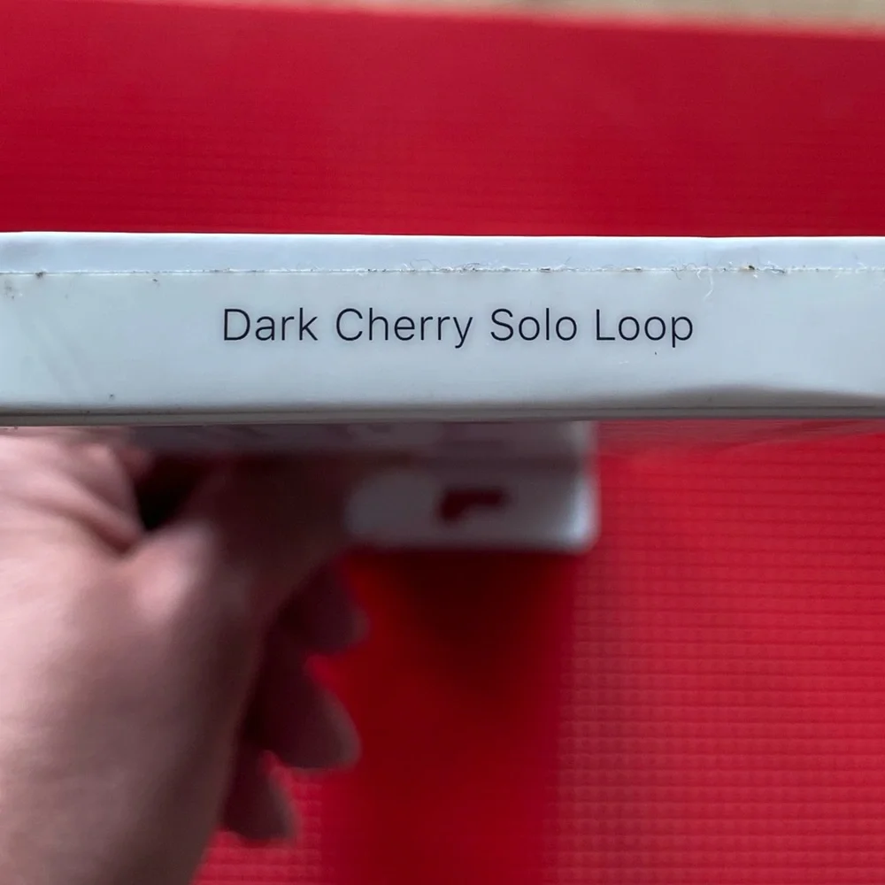 Apple watch SOLO loop band (4) Black Cherry